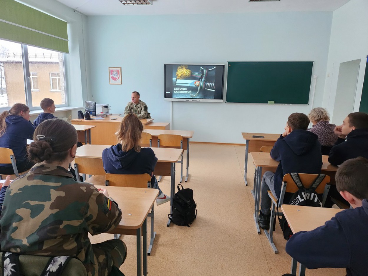 Karininko profesija, šalies gynyba, savanorystė