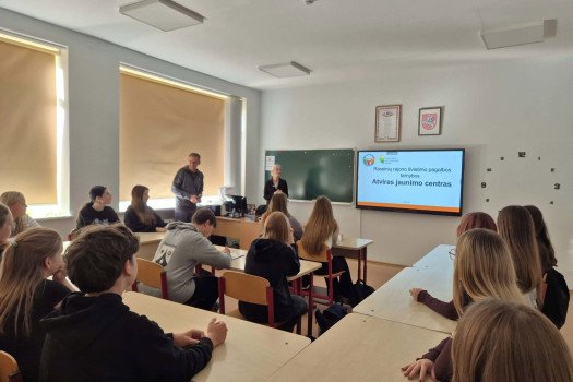Gimnazijoje svečiavosi Atviro jaunimo centro darbuotojai