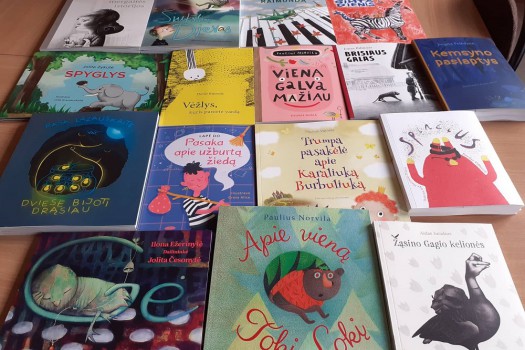 Gimnazijos biblioteka vėl sulaukė dovanų!